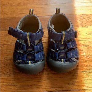Keen H2 waterproof toddler shoe size 4. Worn 2x!